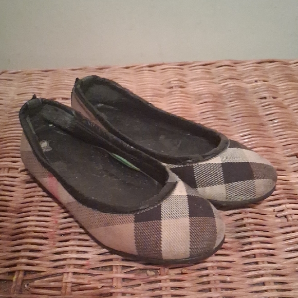 Burberry Other - AUTHENTIC BURBERRY LITTLE GIRLS NOVACHECK FLATS SIZE 27 EURO